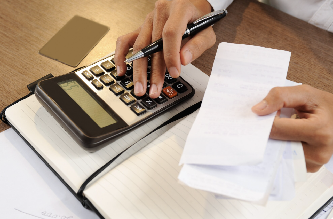 Money Habits of People Who Never Stress About Bills